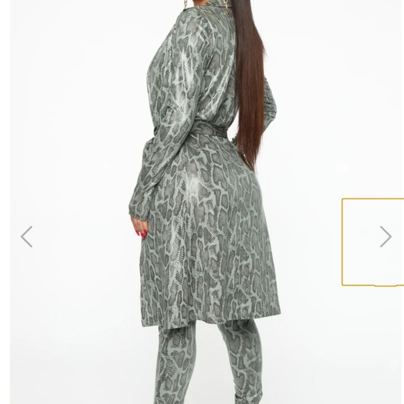 Fashion nova 3 piece snakeskin set - Picture 2 of 4